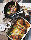 Tuscan leg of lamb from the oven with peas, eggs and pecorino