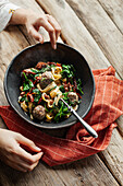 Pasta with meatballs, sun-dried tomatoes and fresh spinach