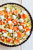 Rohe Quiche mit Zucchini, Lachs, Mozzarella und Feta