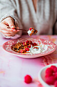 Granola mit Beeren, Joghurt und Honig