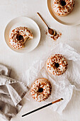 Donuts mit Zuckerguss und Schokostreuseln