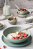 Muesli with yoghurt, dried fruit and honey