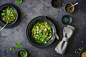 Gemüsesuppe mit Bohnen, Rosenkohl, Brokkoli und Erbsen