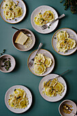 Ravioli mit Butter, Parmesan, Safranfäden, Pinienkernen und Thymian