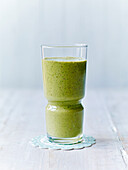 Grüner Smoothie mit Spinat und Banane