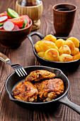 Hähnchenkeulen mit Röstkartoffeln und Salat