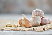 Whole and peeled garlic cloves