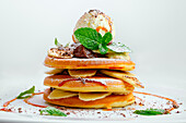 American Pancakes mit Fruchteis, Banane und Nusscreme