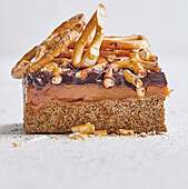 Gingerbread caramel slices with pretzels