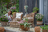  Boho style on the terrace Hydrangea, primrose, sweet alyssum, &#39;Pink Panther&#39; spurge, yarrow, silver rain, spurge &#39;Athene&#39; 