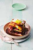 Francesinha - portugiesisches Sandwich mit Spiegelei in Tomaten-Bier-Sauce