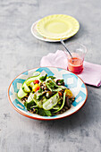 Schwarzaugenbohnensalat mit Gurke, Tomaten und Minze