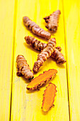 Whole and sliced turmeric roots