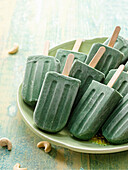 Spirulina popsicles with cashew nuts