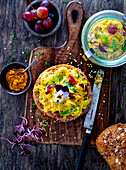 Wholemeal roll with curry farmer's lettuce and grapes