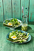 Blattsalat mit grünem Spargel, Ei und Kartoffel-Vinaigrette