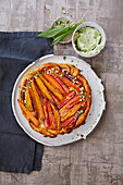 Karamellisierte Möhren-Tarte-Tatin mit Bärlauch-Creme