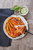 Karamellisierte Möhren-Tarte-Tatin mit Bärlauch-Creme