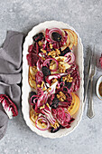 Radicchio-Salat mit Beeren, Mozzarella, roten Zwiebeln und Walnüssen