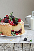 Beerenkuchen mit Joghurt-Soufflé-Creme