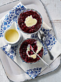 Beerendessert mit Vanillesauce und Kirschwasser