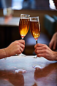 Mit Champagner-Cocktail anstoßen