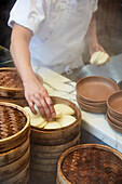 Bao Buns im Bambusdämpfer