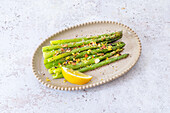 Green asparagus from the Airfryer with almonds