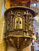 Die kunstvoll geschnitzte Holzkanzel in der Basilika von San Francisco in San Salvador de Jujuy, Argentinien