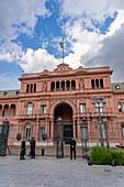 Die Casa Rosada oder das Regierungsgebäude ist der offizielle Arbeitsplatz des argentinischen Präsidenten. Buenos Aires, Argentinien