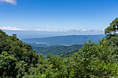 Blick auf den San-Lorenzo-Strom, die Yungas und die Berge vom Calilegua-Nationalpark in Argentinien