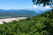 Blick auf den Fluss San Lorenzo, die Yungas und die Berge vom Mirador Rio San Lorenzo im Calilegua-Nationalpark in Argentinien