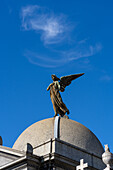 Eine Engelsstatue auf einem Mausoleum auf dem Friedhof von Recoleta in Buenos Aires, Argentinien