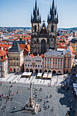 Blick von der Astronomischen Uhr im Turm des Alten Rathauses auf die Kirche Unserer Lieben Frau vor Tyn, Prag