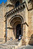 Coimbra, Portugal, 13. April 2017, Außenansicht der romanischen Kathedrale Se Velha aus dem 12. Jahrhundert in Coimbra, Portugal