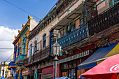 Bunt gestrichene Gebäude und schmiedeeiserne Balkone im Caminito in La Boca, Buenos Aires, Argentinien