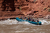 Touristen genießen eine Rafting-Tour durch die großen Wellen in White's Rapid auf dem Colorado River bei Hochwasser