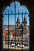 Blick auf die Kirche Unserer Lieben Frau vor Tyn von der Astronomischen Uhr im Turm des Alten Rathauses, Prag