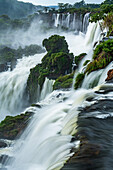 Nationalpark Iguazu-Fälle in Argentinien. Ein UNESCO-Welterbe. Das Bild zeigt den Abgrund der Mbigua-Fälle und die San-Martin-Fälle