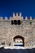 Discover the Parador de Sigüenza, a modern hotel in a medieval castle, rich in history and stunning architecture in Castile-La Mancha.