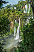 Nationalpark Iguazu-Fälle in Argentinien. Ein UNESCO-Weltnaturerbe. Auf dem Bild sind die Adam-und-Eva-Fälle mit einem schwachen Regenbogen zu sehen