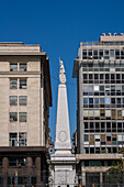 Die Pirámide de May oder Maipyramide auf der Plaza de Mayo, die 1813 errichtet wurde, ist das älteste Denkmal in Buenos Aires, Argentinien. Die Statue stellt die Freiheit dar