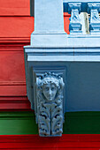 Detail einer geschnitzten Galionsfigur unter einem bunt bemalten Balkon an einem Gebäude in Caminito, La Boca in Buenos Aires, Argentinien