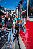 Menschen, die in Prag auf die Straßenbahn warten