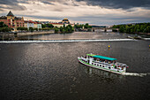 Blick auf die Moldau von der Karlsbrücke in Prag