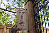 Ein Banner an der Basilika Unserer Lieben Frau vom Rosenkranz und dem Kloster Santo Domingo oder Santo-Domingo-Kloster in Buenos Aires, Argentinien