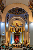 Gläubige im Kirchenschiff der Basilika Nuestra Señora de la Merced in San MIguel de Tucumán, Argentinien