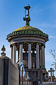 Eine kunstvolle Rotunde auf dem Mausoleum von Luis Federico Leloir auf dem Recoleta-Friedhof in Buenos Aires, Argentinien. Leloir war ein Nobelpreisträger für Chemie