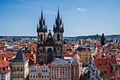 Blick auf die Kirche Unserer Lieben Frau vor Tyn von der Astronomischen Uhr im Altstädter Rathausturm, Prag