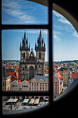 Blick auf die Kirche Unserer Lieben Frau vor Tyn von der Astronomischen Uhr im Turm des Alten Rathauses, Prag